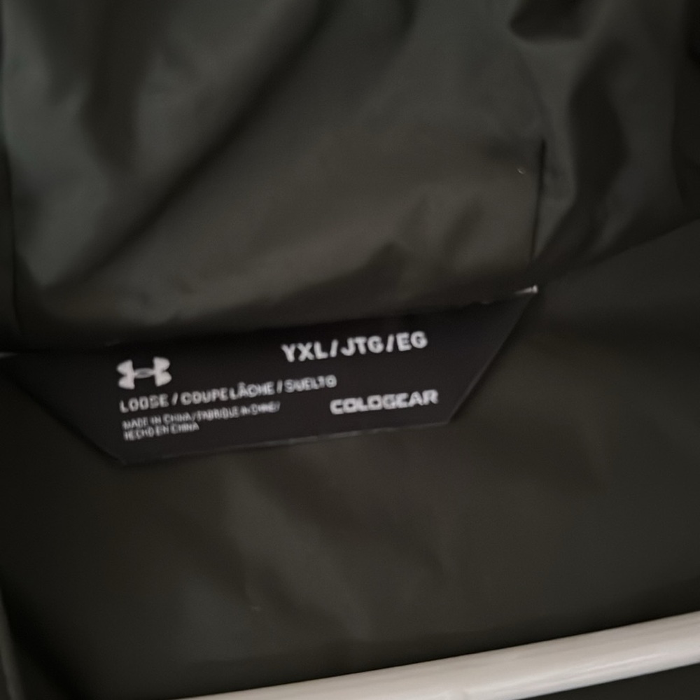 Under Armour boys youth extra large puffer coat. Like new. Hardly worn. - Picture 2 of 5